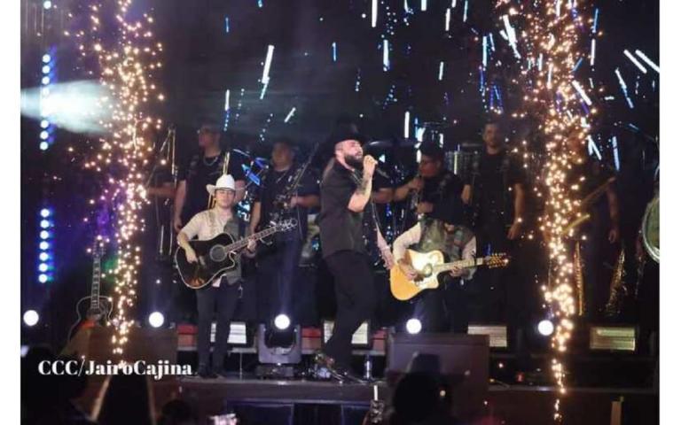 Carin León, el «León de la Música» hizo rugir a sus fans en Estadio Soberanía