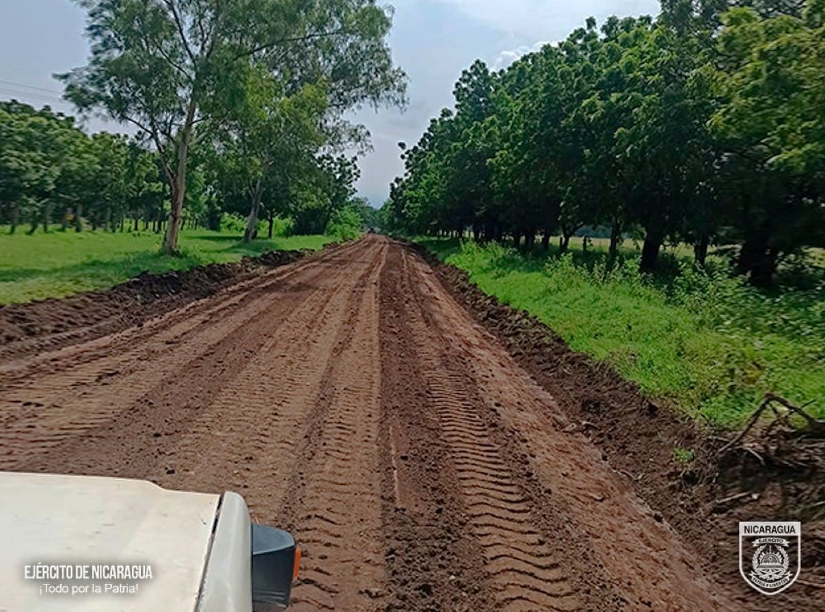 El cuerpo de Ingenieros del Ejército de Nicaragua reparó, niveló, compactó, y perfiló cunetas y bacheo menor de 3,000 metros lineales de camino en la comunidad Bosques de Xiloá