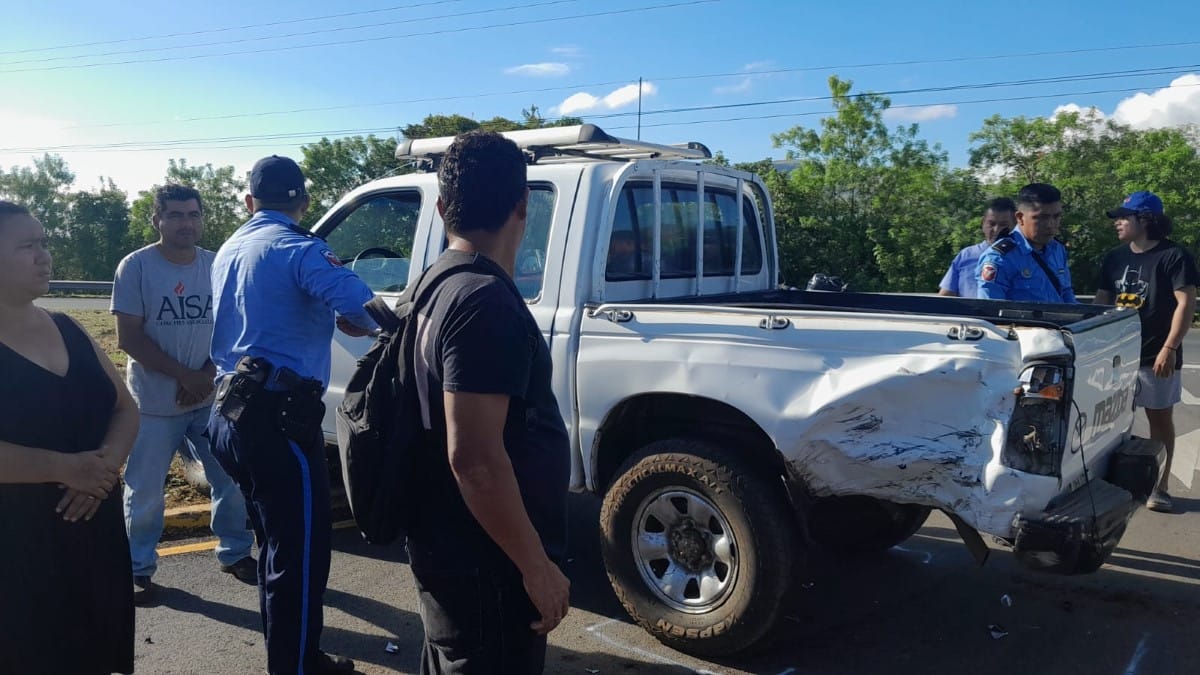 El conductor de la camioneta Manuel Antonio Mena Cuarezma, irrespetó un alto