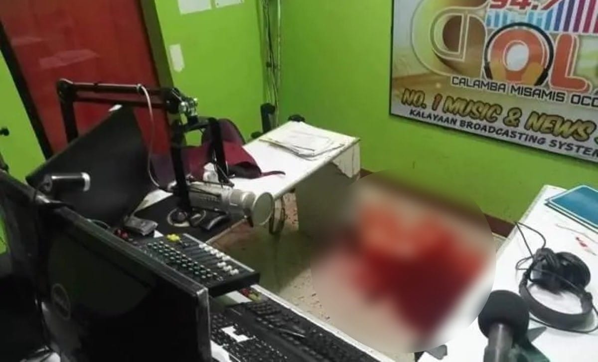 El cuerpo del periodista quedó sobre su silla en medio de un charco de sangre