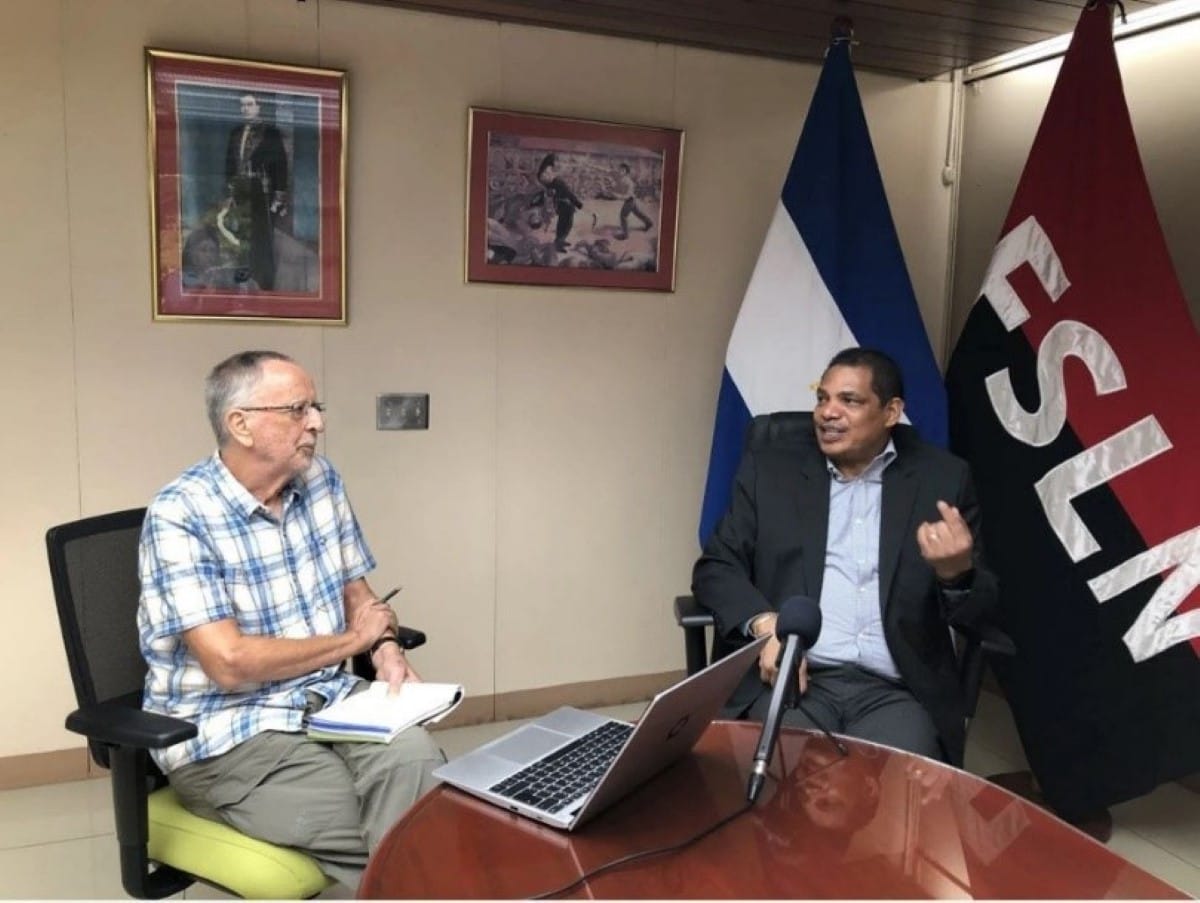 El ministro de Finanzas, Iván Acosta (derecha), le dice a John Perry que Nicaragua tiene una excelente reputación a nivel mundial por completar proyectos y rendir cuentas del dinero que recibe