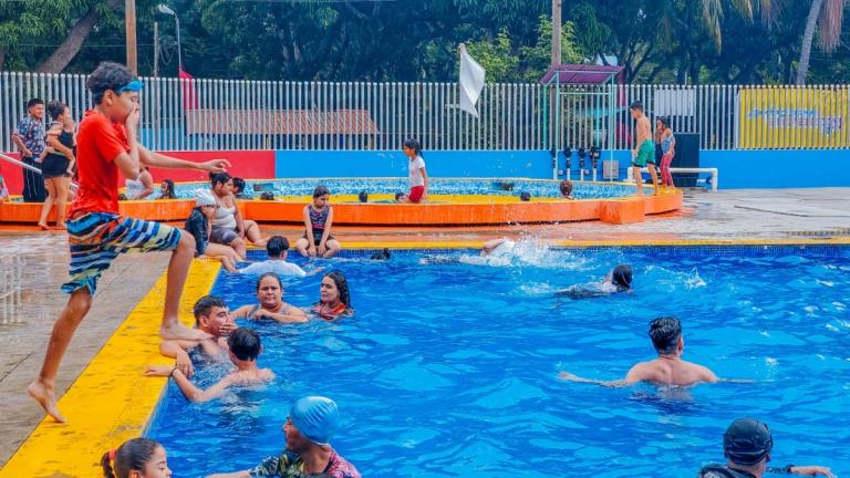 Familias disfrutan de un día soleado en el Centro Turístico Xilonem