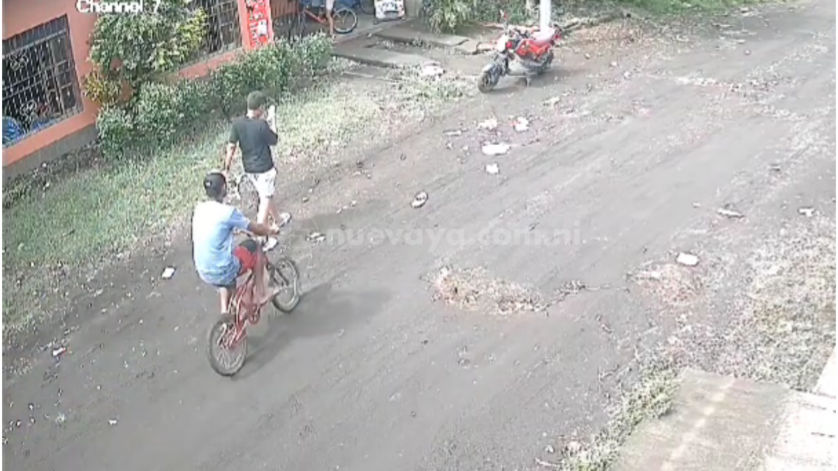 Un ladrón en bicicleta le robó su celular a un joven en Chinandega, quedó grabado en Video