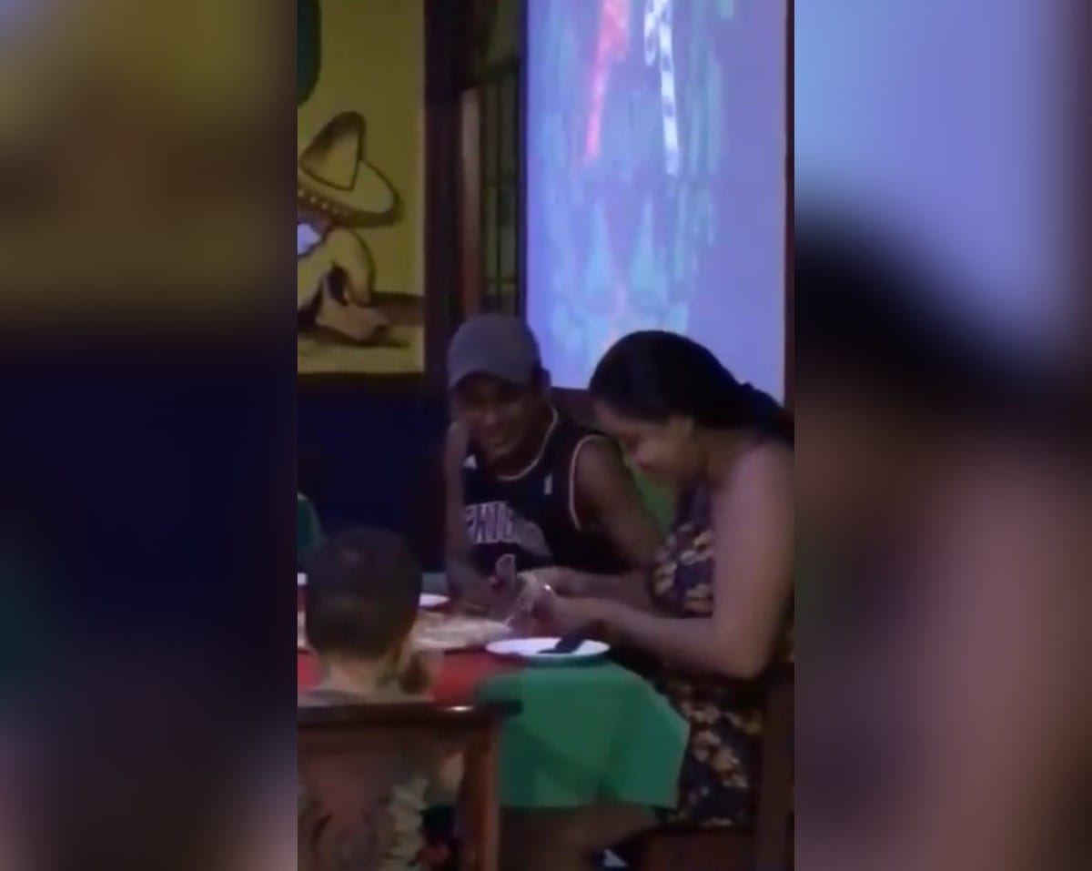 Una nica un hombre le pidió matrimonio a su compañera de vida, con un mensaje oculto dentro de una pizza.