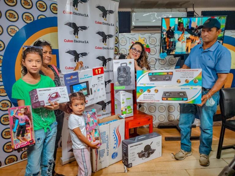 Por sexto año consecutivo, Cubas Eléctrica y Tu Nueva Radio Ya premiaron a 2 familias con fabulosos premios