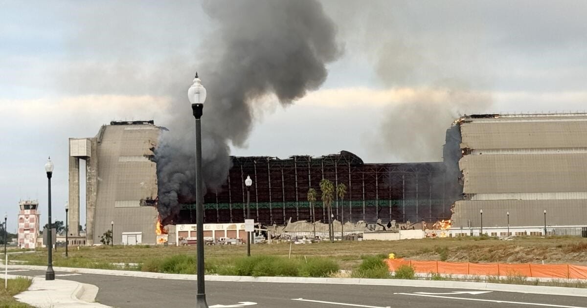Autoridades estadounidenses declararon extinguido un incendio en un Hangar de Tustin tras 24 días ardiendo en llamas