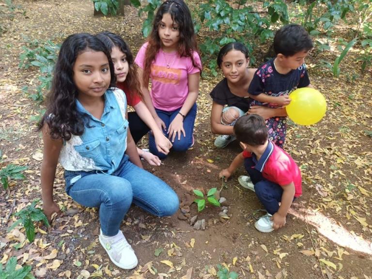 INAFOR imparte taller educativo a niños y niñas sobre el cuidado del medioambiente