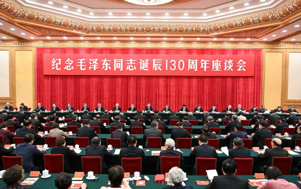 Comité Central del PCCh celebra simposio para conmemorar 130 aniversario del nacimiento de Mao. Foto Xinhua/Li Xueren