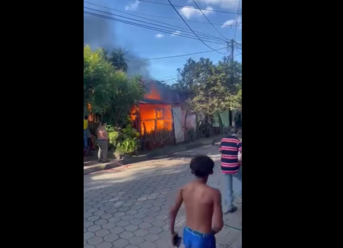 Incendio de una vivienda reparto Carlos Fonseca #2 del rastro 1 al sur en Chinandega