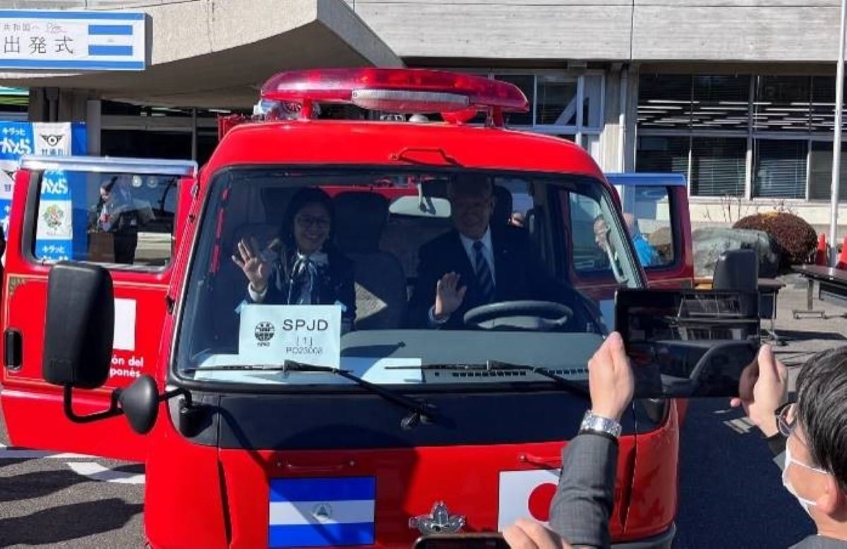 Alcalde de Kanra, señor Shigehara y la Embajadora de Nicaragua en Japón, Compañera Sandy Dávila hacen inspección del Camión Bombero