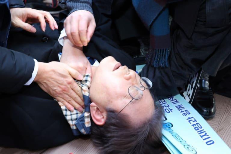 Líder del Partido Democrático de Corea del Sur es apuñalado durante un evento público