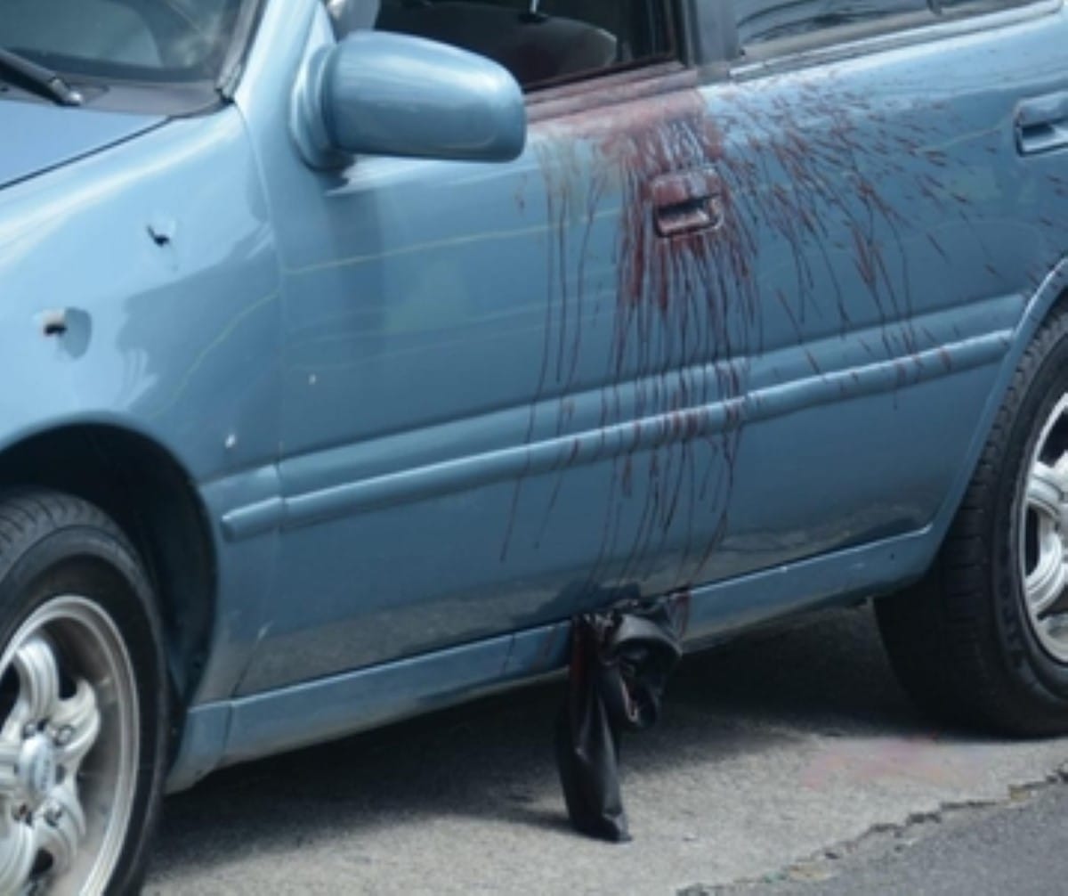 Así quedó el automóvil donde fue atacado un reconocido delincuente nicaragüense en Costa Rica