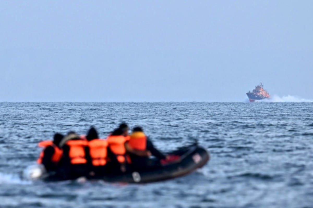 Cerca de 30,000 migrantes cruzaron el Canal de la Mancha en 2023