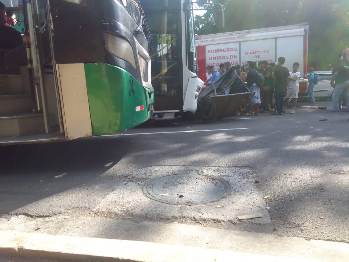 El conductor de este autobús le quitó la vida a un caponero en Managua