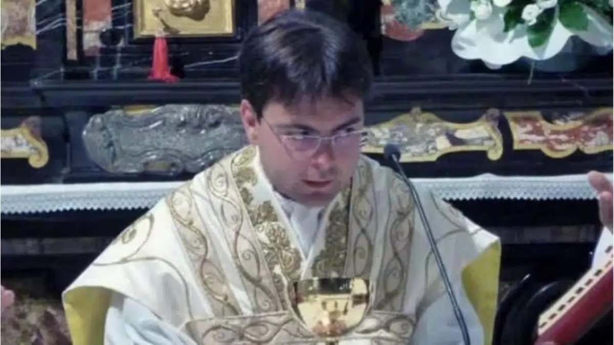 El sacerdote Gabriele Martinelli