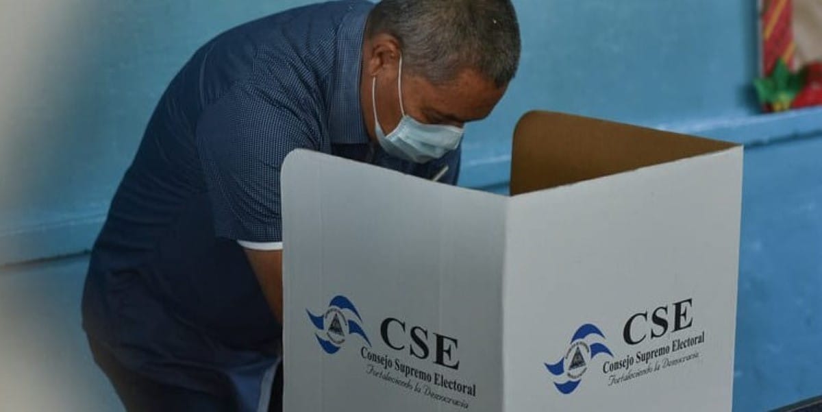 Elecciones en Nicaragua hombre votando en una junta. Foto CSE