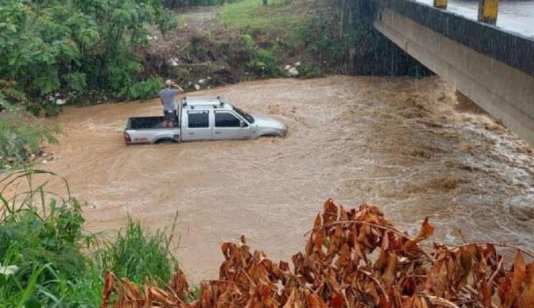 Conductor quedó atrapado cuando intentaba cruzar quebrada, en Honduras
