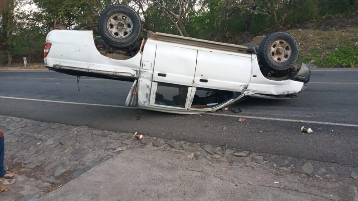 Roberto Treminio se desplazaba en la camioneta Mitsubishi color blanco placas M 098-480