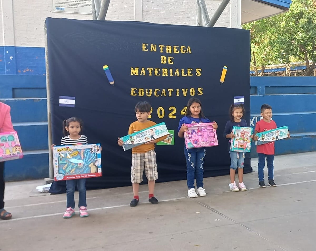 El Instituto Experimental México de Managua entrega juguetes didácticos a niños de preescolar y primeros grados de primaria