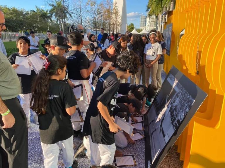 Exhiben fotografías de Roberto Clemente en Miami Estados Unidos