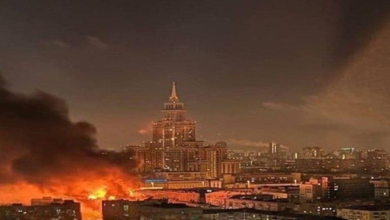 400 personas pierden sus hogares al incendiarse un edificio en Rusia