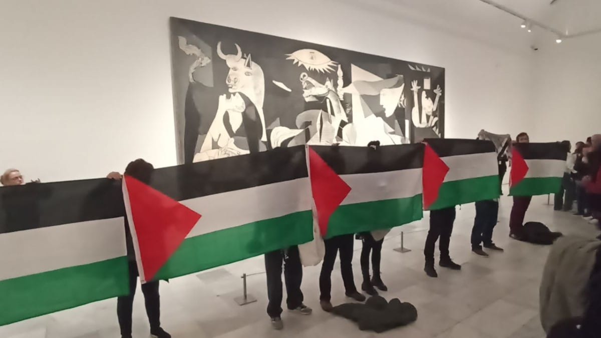 Activistas por los Derechos Humanos protestan contra el genocidio en Gaza en el Museo Reina Sofía, frente al Guernica
