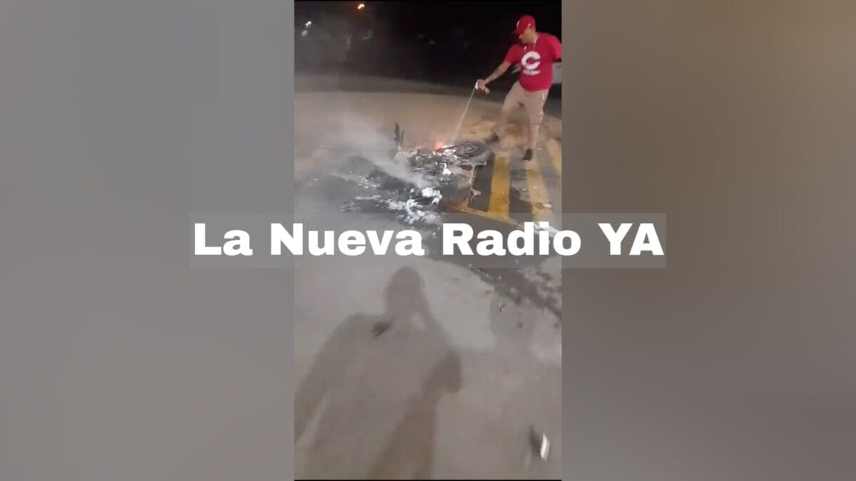 Dos jóvenes sobrevivieron de milagro al incendiarse su motocicleta tras accidente de tránsito