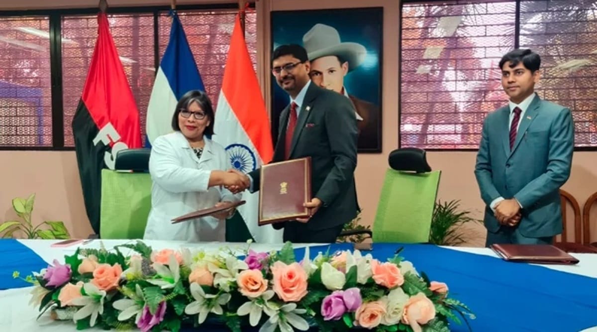 El Dr. Sumit Sethentre, Embajador de la India en Nicaragua, y la Ministra de Salud, Dra. Martha Reyes