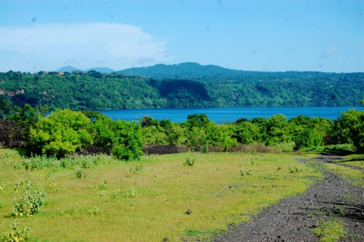 La Laguna de Masaya y sus farallones