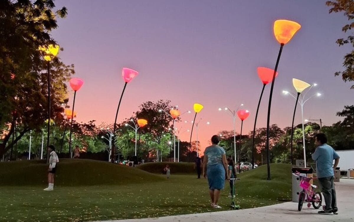 Los niños juegan bajo el resplandor de lámparas gigantes con forma de flores en el nuevo Parque Palestina en Managua. (Foto: Becca Renk)
