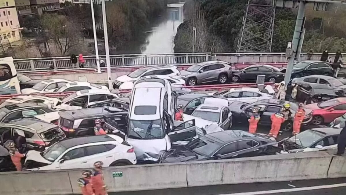 Más de 100 vehículos colisionaron entre sí en una autopista de la ciudad china de Suzhou