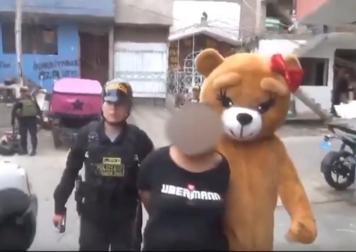 Una mujer fue detenida en Perú por un agente disfrazado de osita de San Valentín