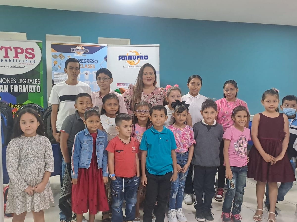 La licenciada Cristhian Medina junto a los ganadores