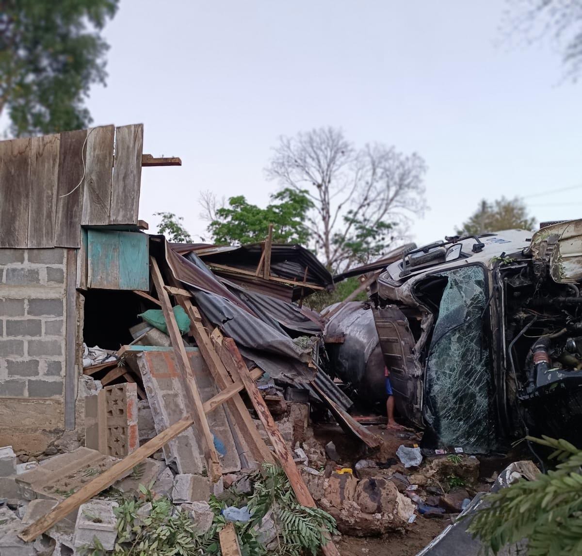 Impactante accidente de pipa de leche destruye vivienda familiar en Matagalpa