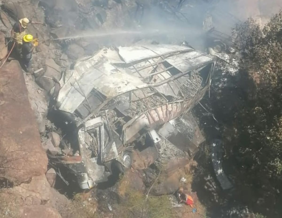 Trágico accidente en Sudáfrica: 45 personas mueren en autobús en llamas