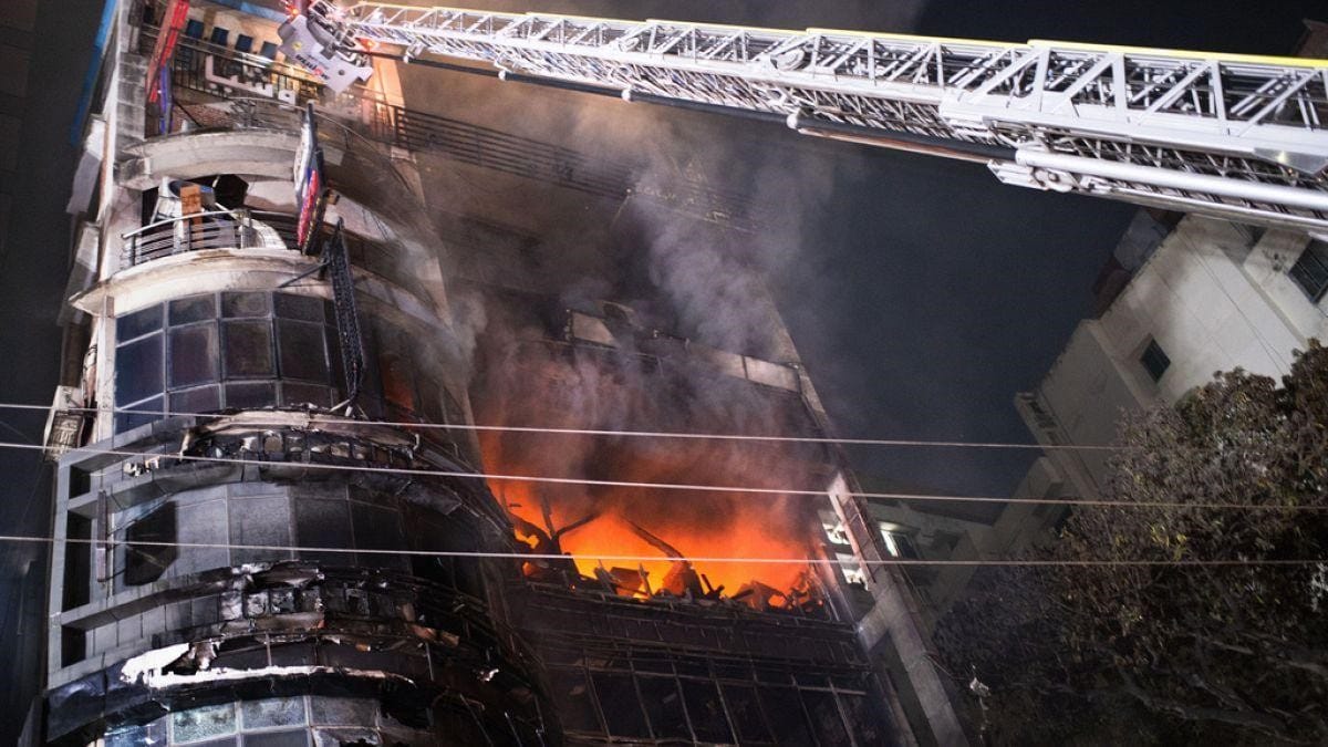 Se eleva a 46 los muertos tras incendio en un edificio comercial en Bangladesh