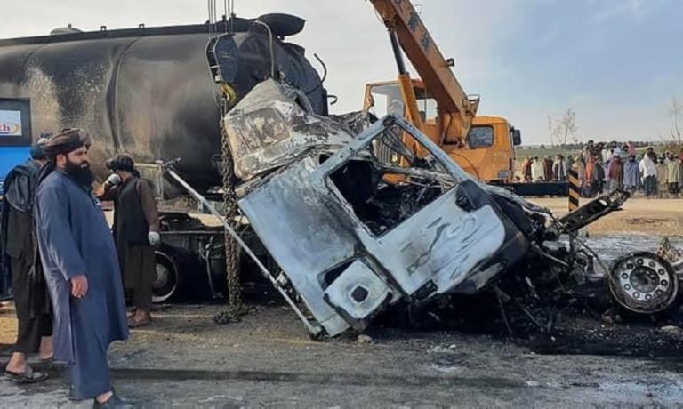 Choque entre autobús y camión cisterna deja 21 muertos en Afganistán