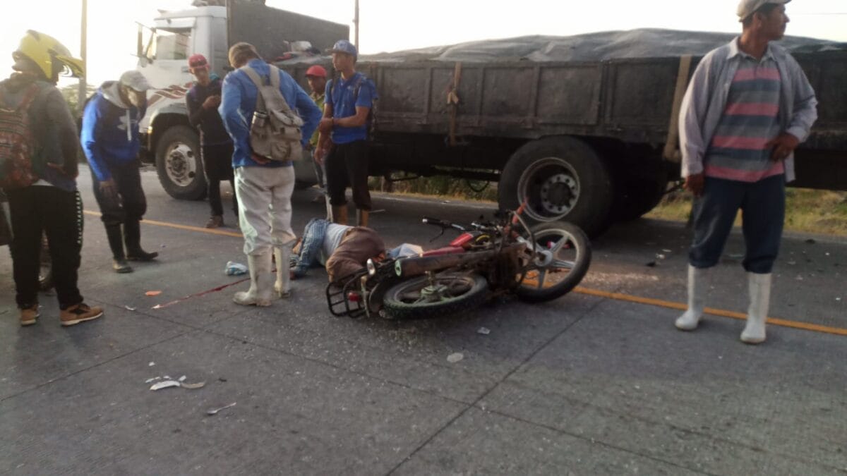 Muere motociclista al chocar contra camión en carretera Tipitapa - Malacatoya