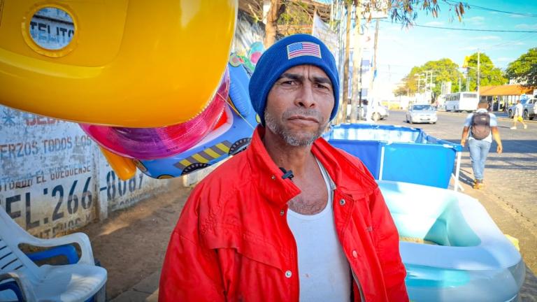 Familia emprendedora lleva 15 años en la venta de piscinas en la capital