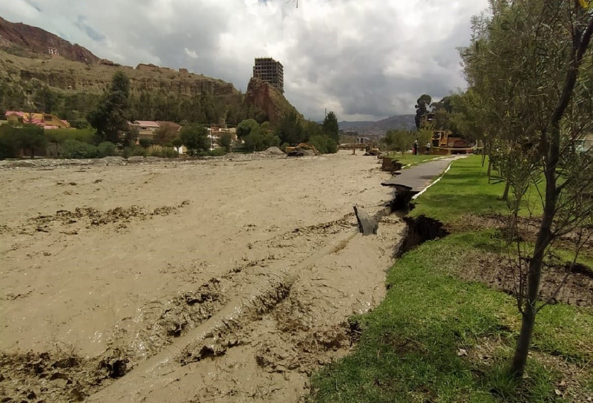 La alcaldía de La Paz, capital política de Bolivia, declaró el estado de emergencia por las lluvias que desbordaron tres ríos en zonas urbanas, luego de más de diez horas de continuas precipitaciones