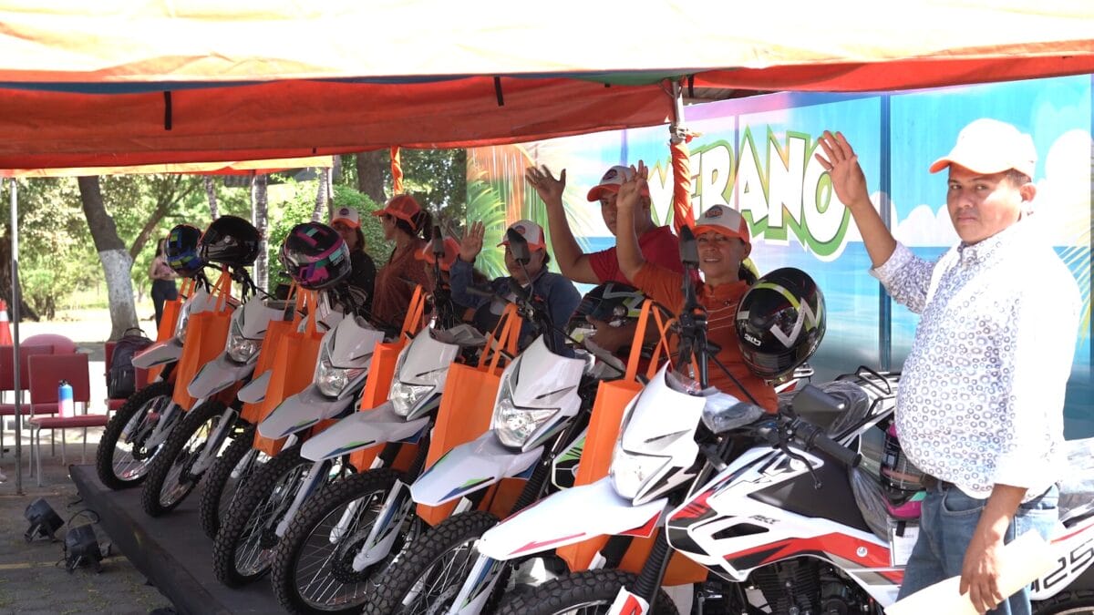 Loto Nicaragua entregó las primeras 7 motocicletas 