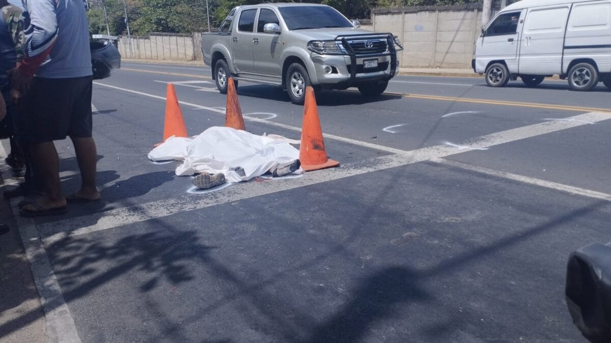 Trágico accidente en Managua: motociclista fallece al chocar con una camioneta
