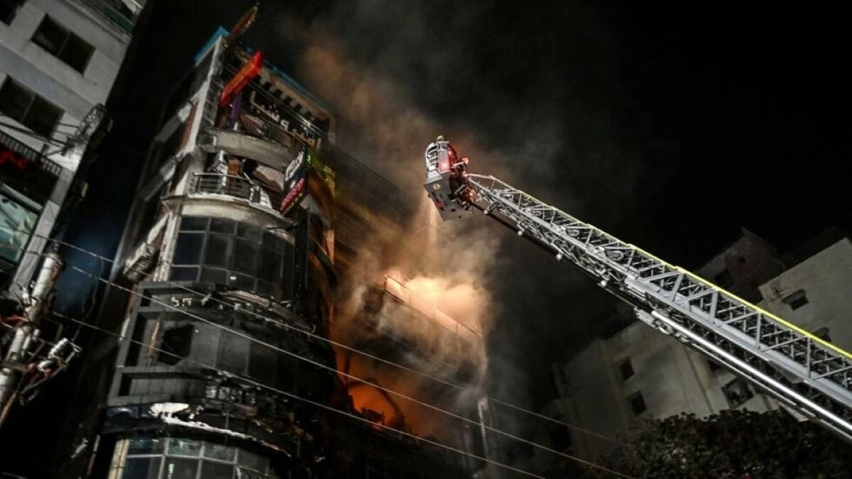 El fuego inició en uno de los restaurantes, en el primer piso.