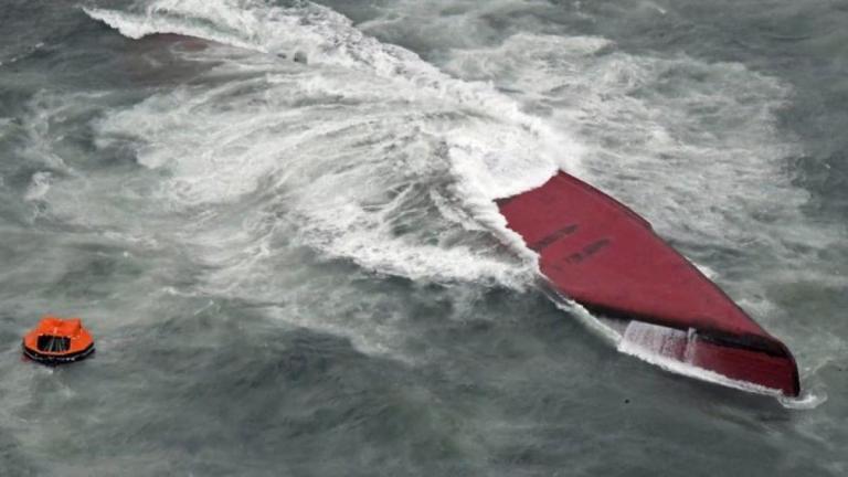 8 personas mueren y 2 desaparecen al hundirse un buque cisterna en Japón