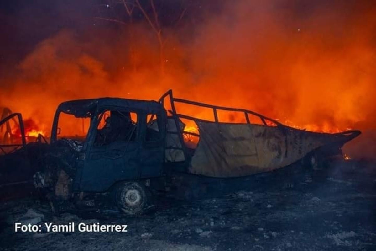 Las llamas destruyeron cuatro vehículos en la Planta recicladora de plástico en Corrales Verdes, Tipitapa. Foto Yamil Gutiérrez