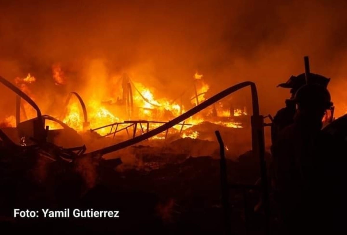 Incendio en recicladora de plástico causa pérdidas millonarias en Tipitapa. Foto Yamil Gutiérrez