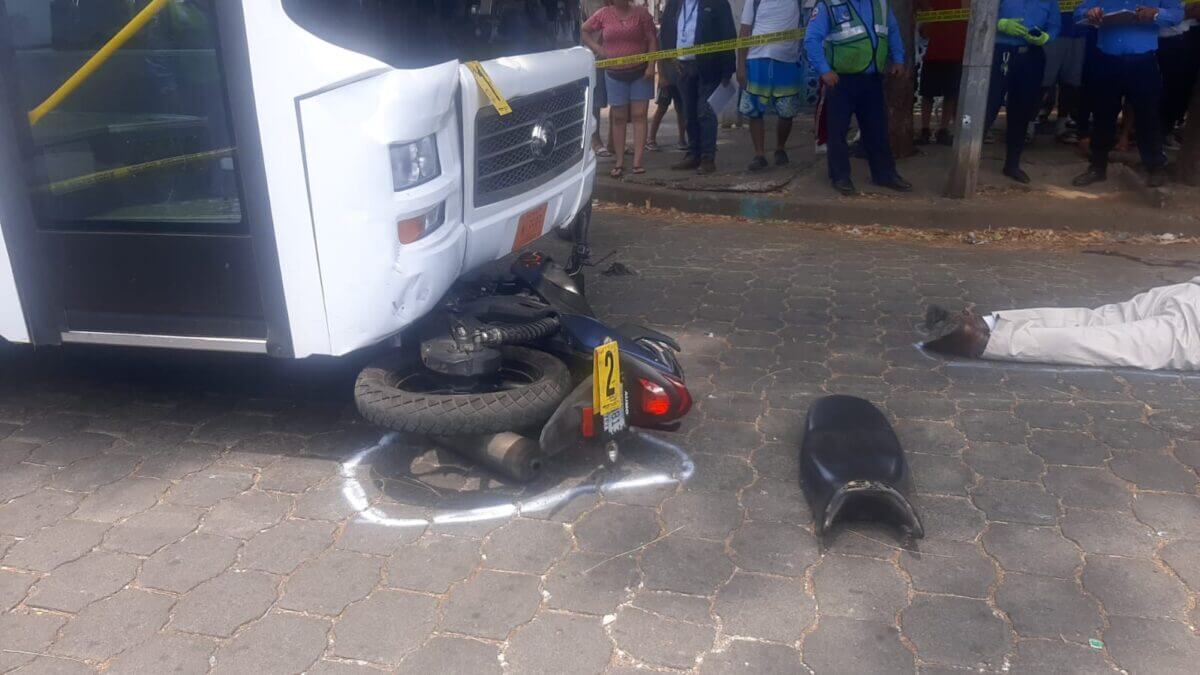 Trágico accidente: hombre de 45 años fallece tras impacto de bus en Managua