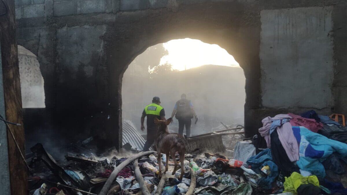 Incendio destruye vivienda en el barrio 30 de mayo de Managua