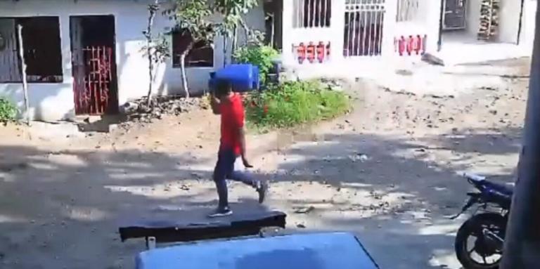 Cámaras graban a sujeto que se robó un cilindro de gas en Chontales