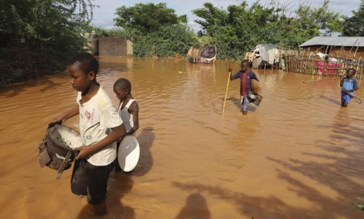 Una represa colapsó en el oeste de Kenia, lo que causó al menos 40 muertes